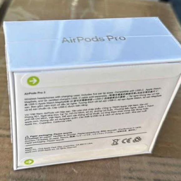 Apple AirPods Pro 3 with Charging Case - Picture 3 of 3